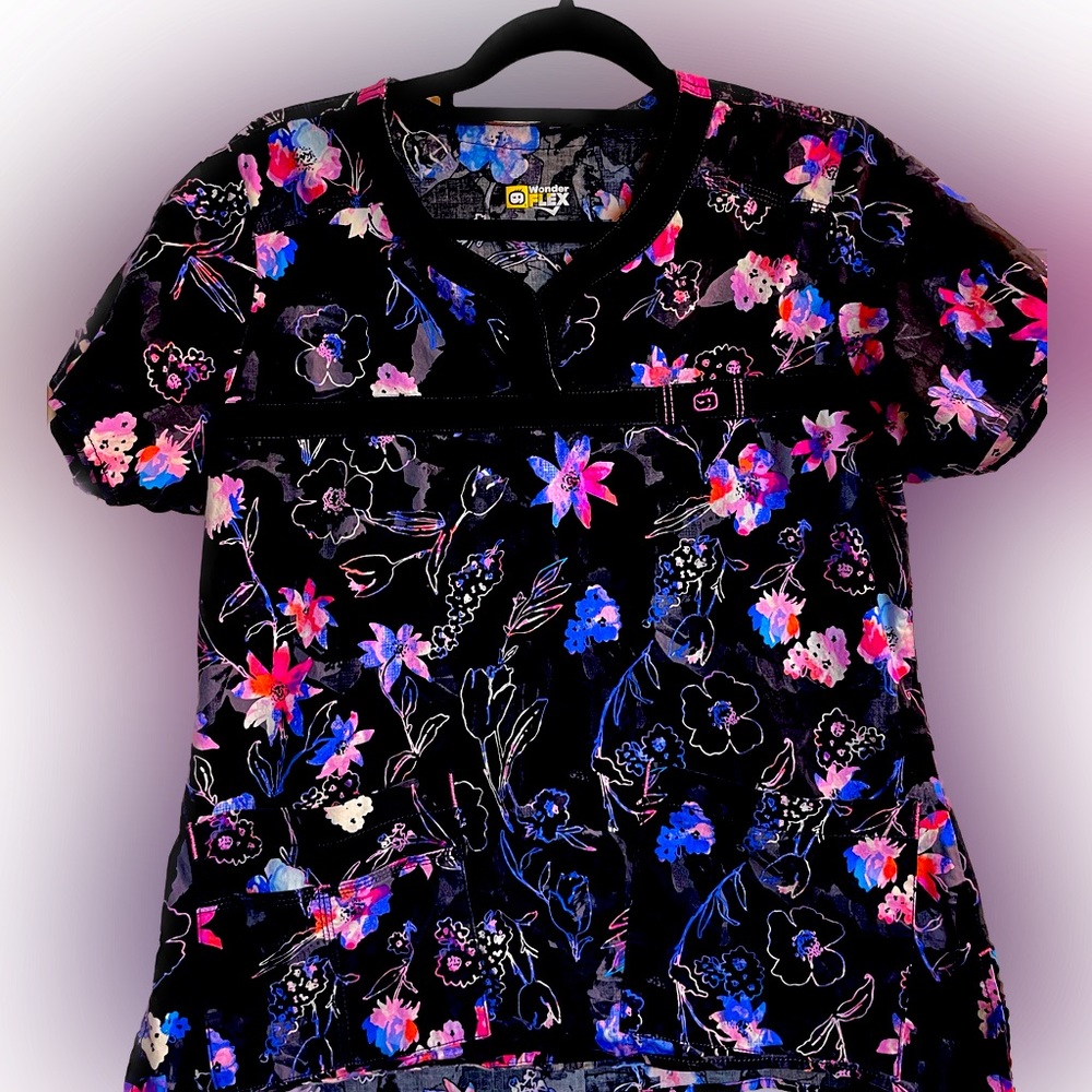 💐 Floral Wonder Wink ;-) WonderFlex Scrub top 💐